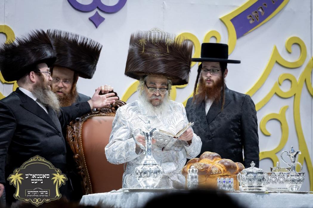 ערשטע בילדער כ''ק רבינו הגה''ק שליט''א ביים שלחן ה