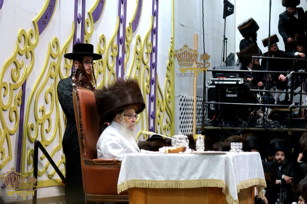 🌴בצל הקודש🌴 
רבינו שליט"א ביים עריכת שלחן הטהור לי
