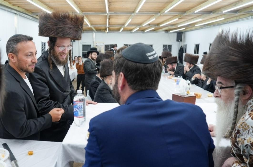 ניו-יארק קאנגרעסמאן מייק לאולער באזוכט ביים סוכה פ