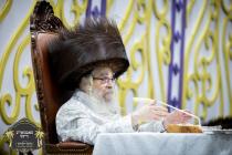 ערשטע בילדער כ''ק רבינו הגה''ק שליט''א ביים שלחן ה