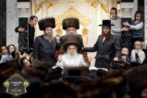 ערשטע בילדער כ''ק רבינו הגה''ק שליט''א ביים שלחן ה