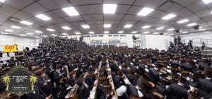 ערשטע בילדער, ליל הושענא רבה בצל הקודש פון כ''ק רב