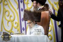 ערשטע בילדער, ליל הושענא רבה בצל הקודש פון כ''ק רב