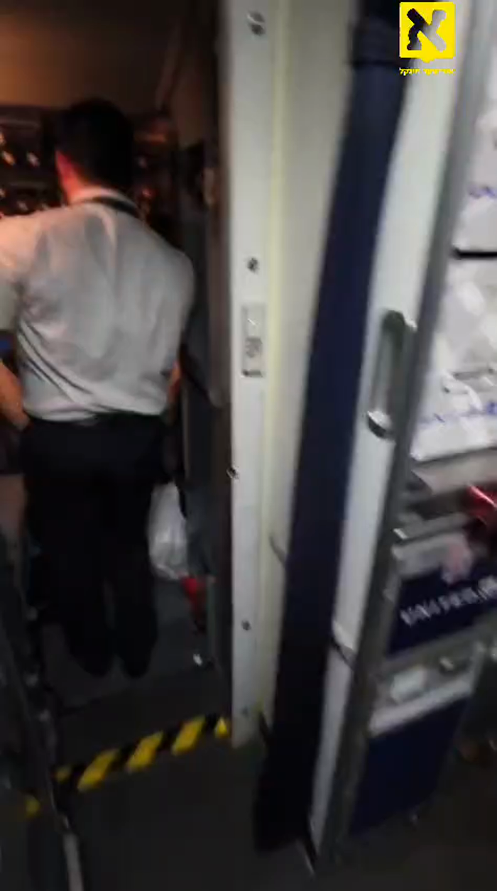 היימישער אינפלוענסער חיים פערלאוויץ אויף א פליגער 