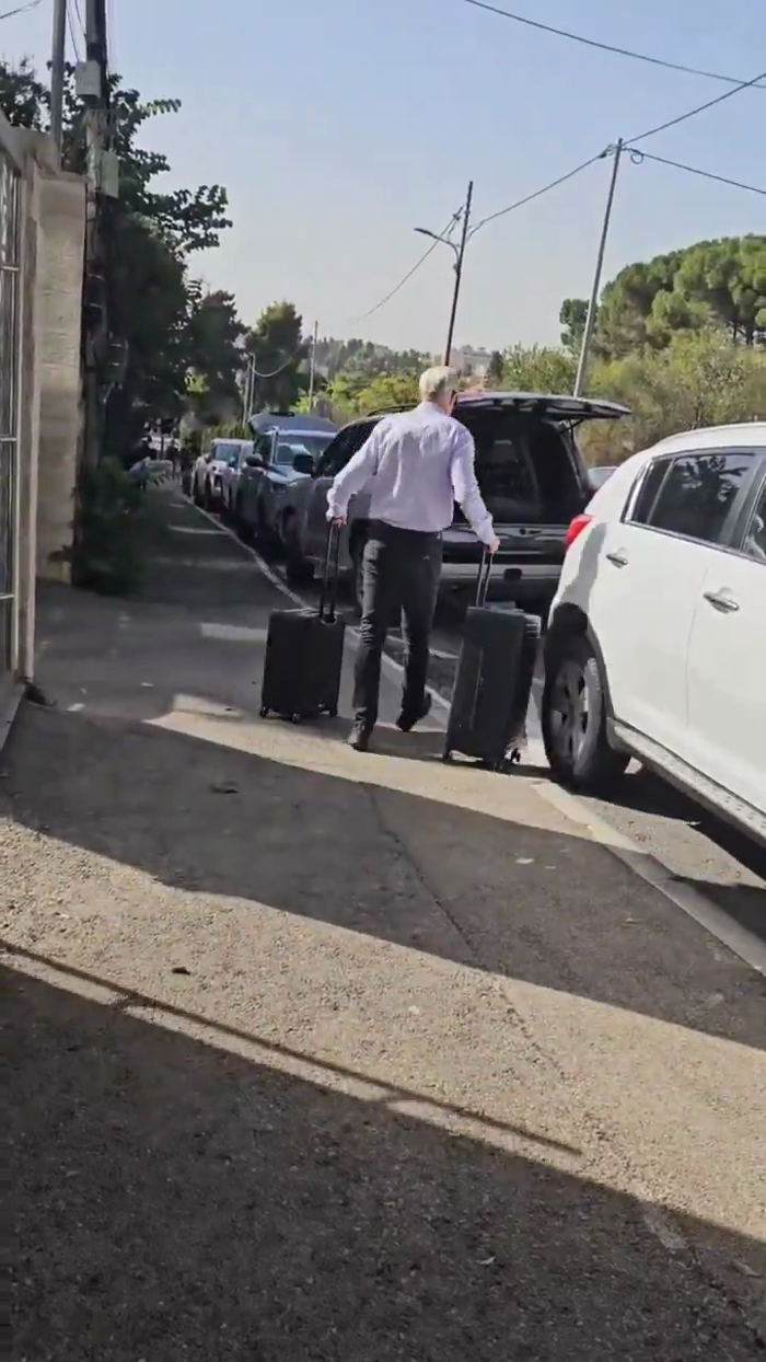 בריטישע דיפלאמאטן ווערן געזען פארלאזן די בריטישע ק