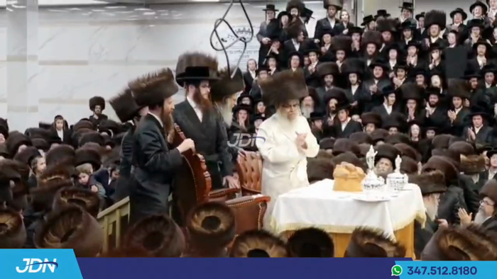 האדמו"ר מסאטמאר ביים טיש נעילת החג מוצאי שמח"ת.