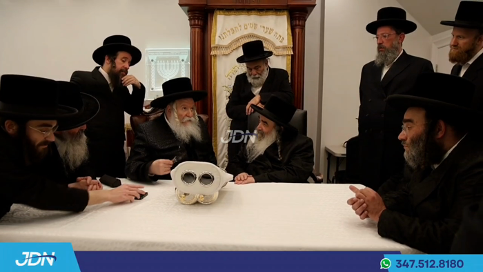 האדמו"ר מבאבוב ביים סיום כתיבת האותיות פאר די ספר 