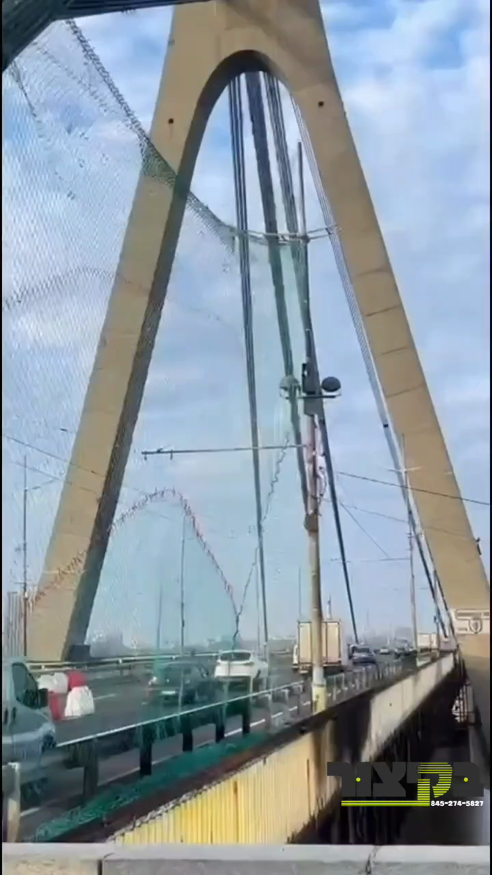 אוקראינע האט איבערגעדעקט א בריק אין קיעוו מיט נעצן