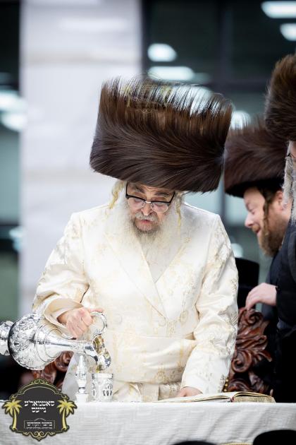 כ''ק רבינו הגה''ק שליט''א ביי מעריב והבדלה און דער