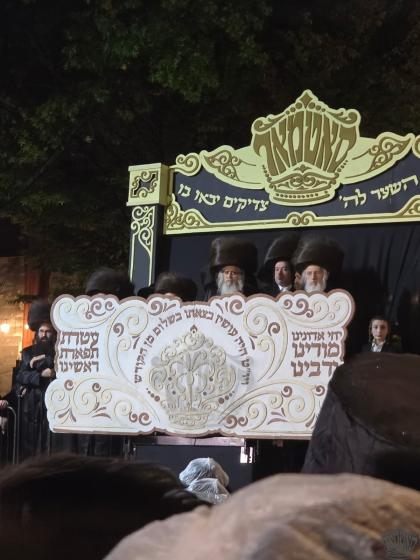 געהויבענעם יום טוב סוכות און צווייטע טעג בחצרות קד