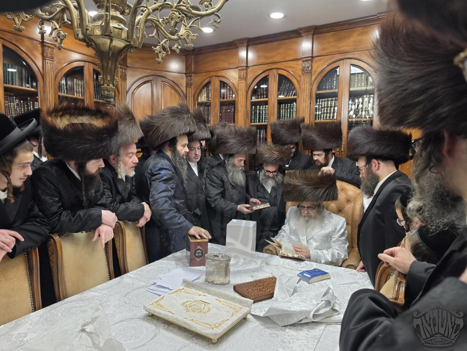 געהויבענעם יום טוב סוכות און צווייטע טעג בחצרות קד