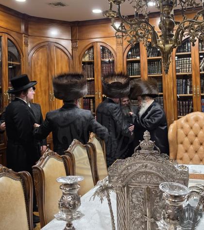 געהויבענעם יום טוב סוכות און צווייטע טעג בחצרות קד
