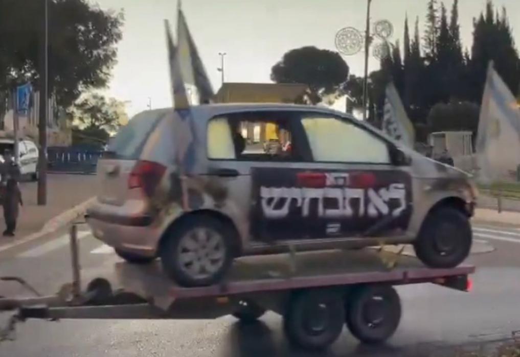 א קאר וואס איז אטאקירט געווארן דורך כאמאס טעראריסט