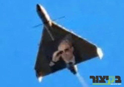 א רוסישע דראון מיט א געמאלדן בילד אויף זיך פון דער