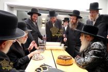 🌴בצל הקודש🌴
רבינו שליט''א ביי כתיבת האותיות היינט 
