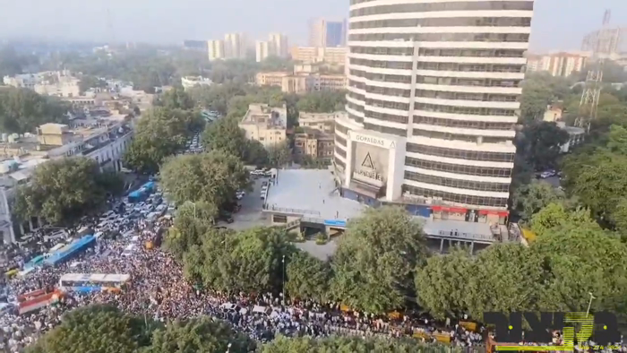 טויזנטער מענטשן האבן זיך פארזאמלט אין ניו דעלהי, א