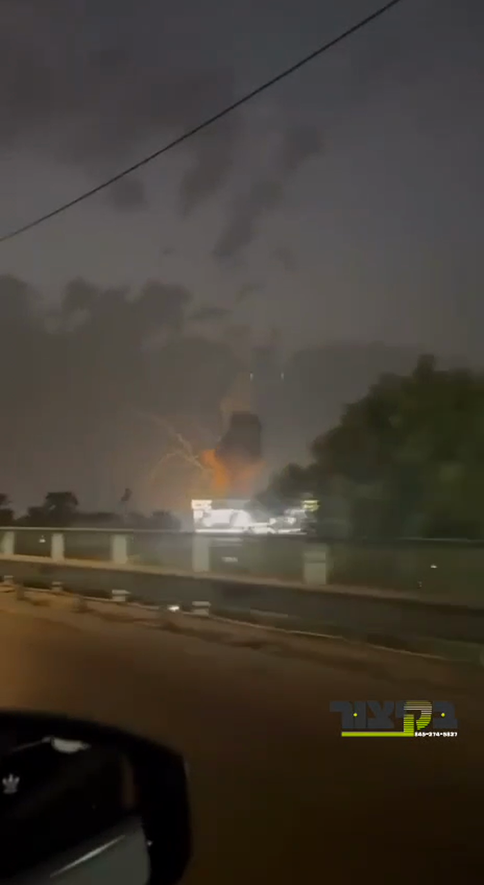 א סעריע פון עקספלאזאציעס האבן געצילט די הויפטקוואר