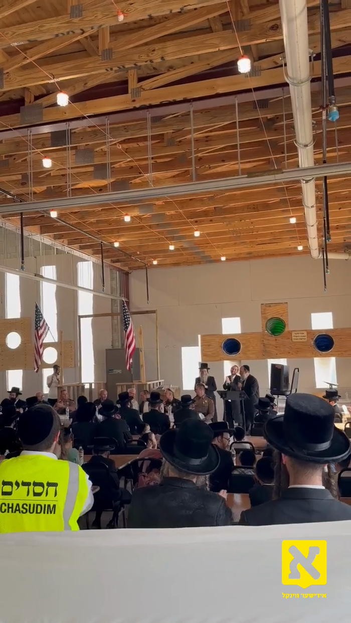 הילכיגע אפלאדירונגען אין דער גיגאנטישער בנין הבית 
