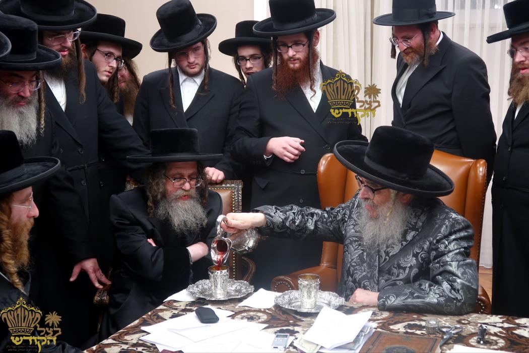 🌴בצל הקודש🌴
האדמו"ר מקרעטשניף סיגוט שליט''א וועלכע