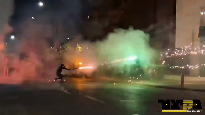 היציגע פראטעסטן קומען פאר אין אלבאניע, מיט ראיאטיר
