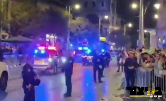 א באטל איז געווארפן געווארן אויף די מאטארקאדע פון 