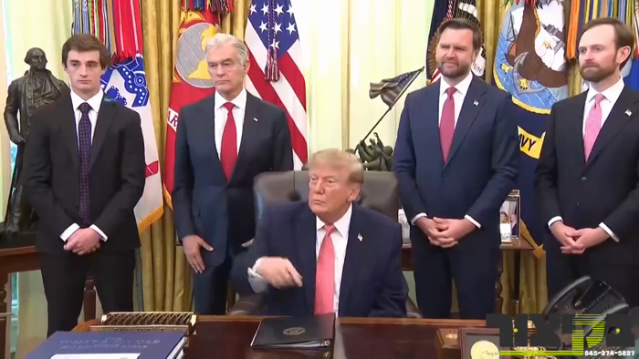 פרעזידענט טראמפ מאכט שטיל א רעפארטער אין אוועל אפי