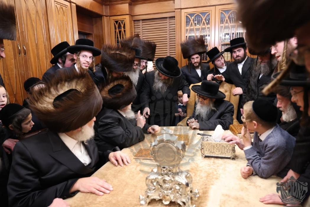 כ״ק מרן אדמו"ר שליט״א ביים מעמד כתיבת האותיות און 