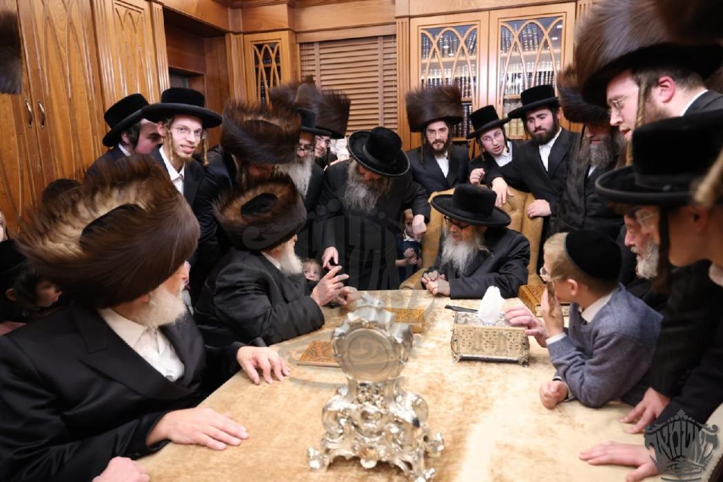 כ״ק מרן אדמו"ר שליט״א ביים מעמד כתיבת האותיות און 