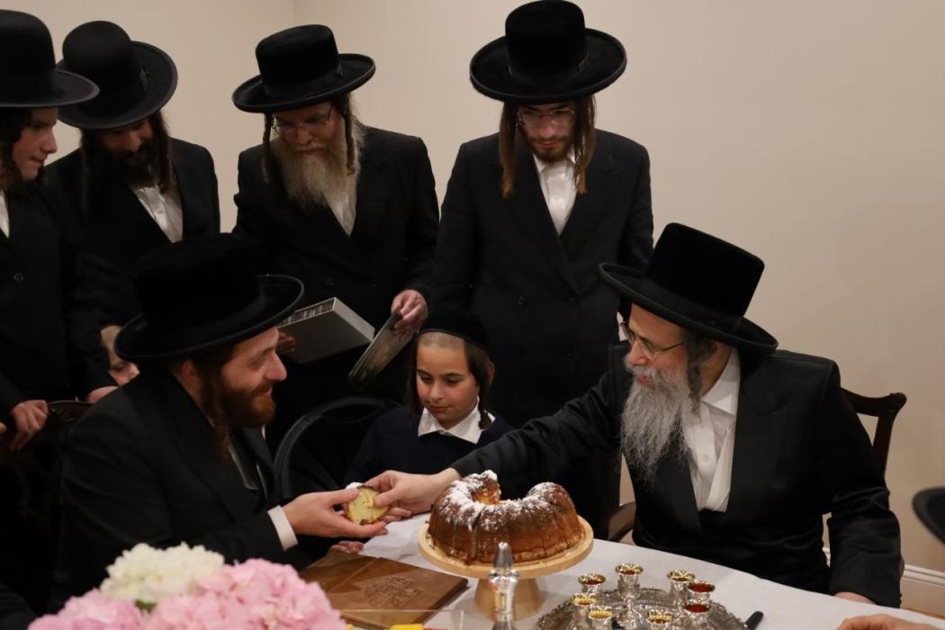 🌴חצר הקודש🌴
בילדער פונעם מעמד חתימות שטרות אין שטו