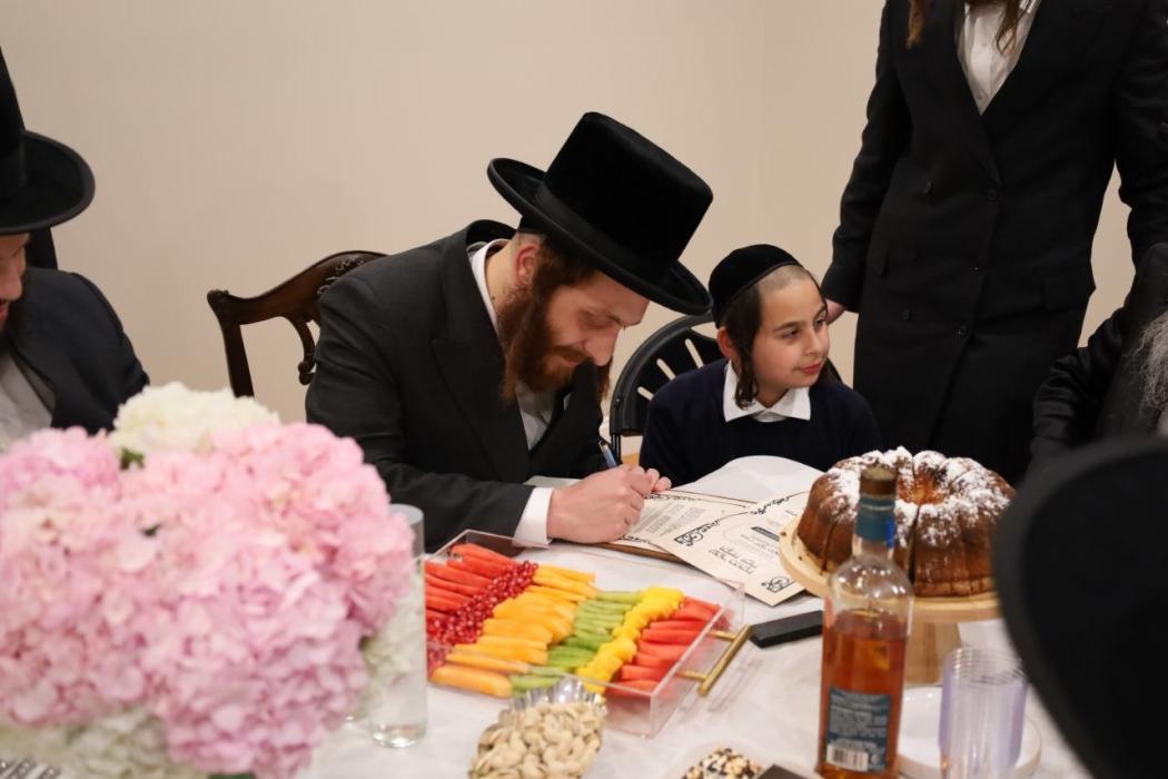 🌴חצר הקודש🌴
בילדער פונעם מעמד חתימות שטרות אין שטו