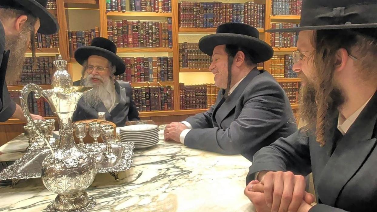 🌴חצר הקודש🌴
בילדער פונעם מעמד חתימות שטרות אין שטו