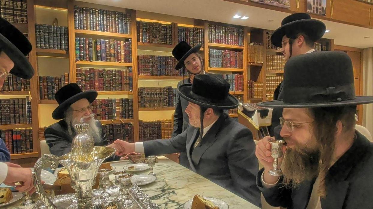 🌴חצר הקודש🌴
בילדער פונעם מעמד חתימות שטרות אין שטו