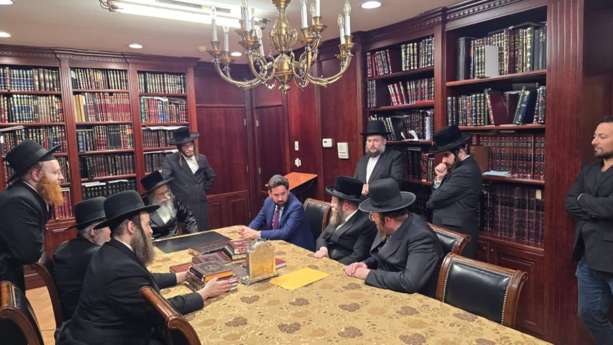 🌴חצר הקודש🌴
די קאנגרעסמאן מייק לאולער בקודש פנימה 