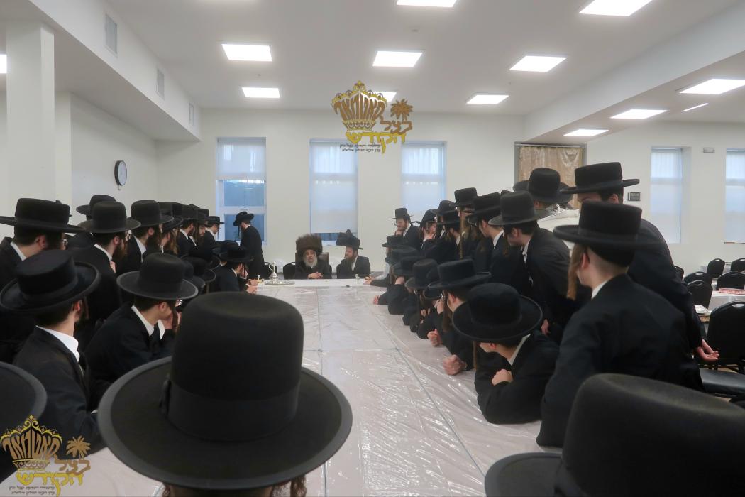 🌴בצל הקודש🌴 
רבינו שליט"א ביים מסיבת לחיים היינט נ