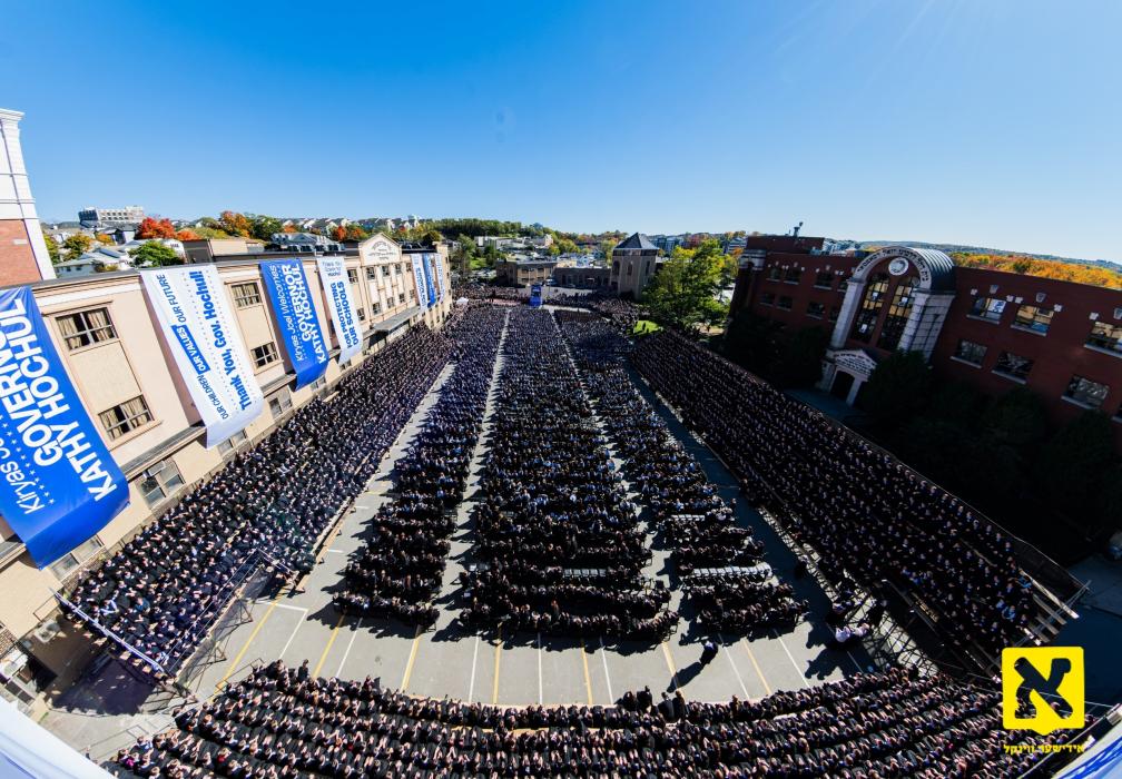 ערהאבן בילד פון דער באזוך פון גאווערנאר קעיטי האוק