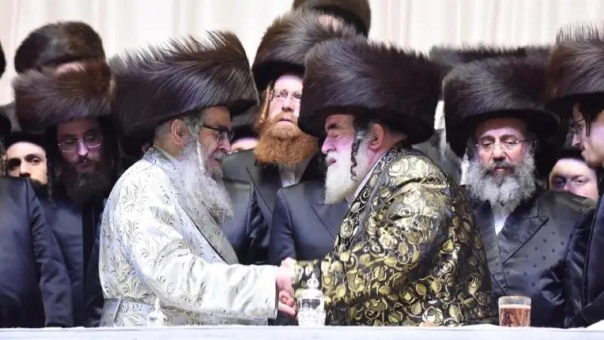 בחצרות הקודש: כ"ק אדמו"ר מויזשניץ שליט"א און זיין 