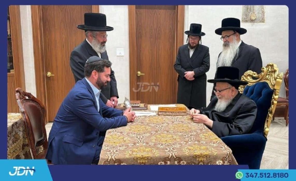 קאגרעסמאן מייק לאולער ביים אפנעמען ברכת קדשו פון ה