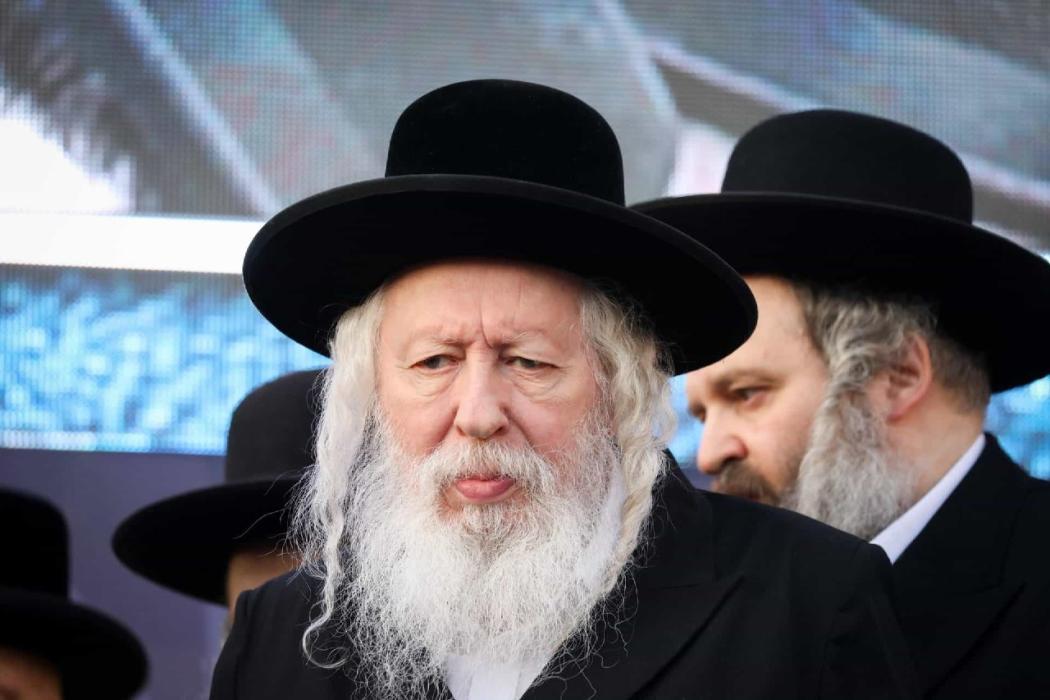 חסידי גור זענען מתפלל לרפואתו השלימה פון כ"ק אדמו"