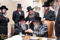 🌴בצל הקודש🌴
רבינו שליט''א ביי כתיבת האותיות היינט 