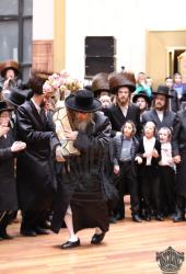 כ״ק מרן אדמו"ר שליט״א ביים מעמד כתיבת האותיות און 