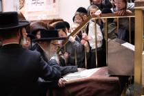כ״ק מרן אדמו"ר שליט״א ביים מעמד כתיבת האותיות און 
