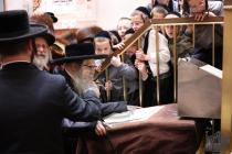 כ״ק מרן אדמו"ר שליט״א ביים מעמד כתיבת האותיות און 