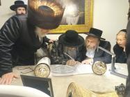 כ״ק מרן אדמו"ר שליט״א ביים מעמד כתיבת האותיות און 