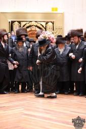 כ״ק מרן אדמו"ר שליט״א ביים מעמד כתיבת האותיות און 