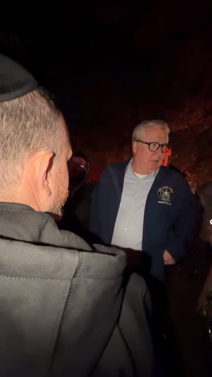 סטעיט סענעטאר ביל וועבער באזוכט די סצענע ווי א פיי