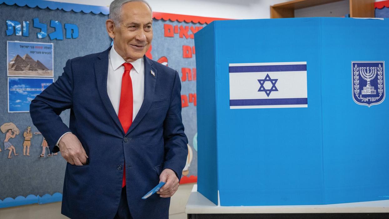 דורכשניט פון די אנקעטעס אין מדינת ישראל.

נתניהו ב