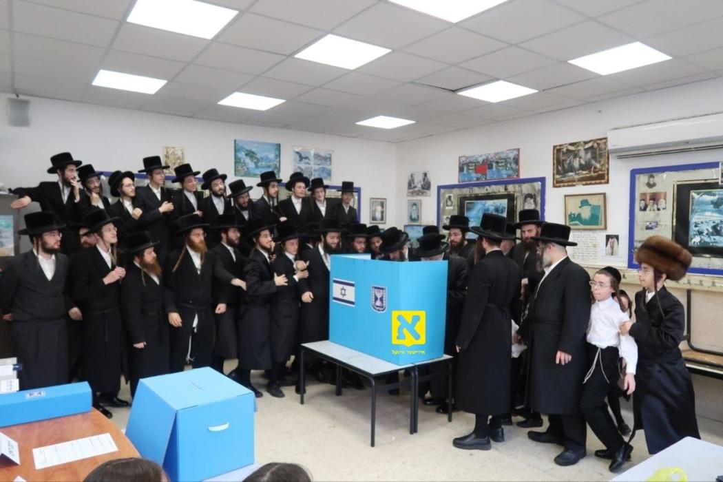 חסידי בעלזא מאכנובקא האבן אויפגעשטעלט פארענטשעס צו