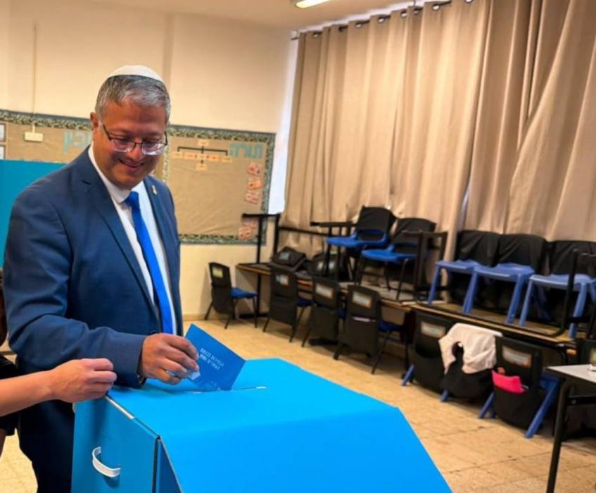 איתמר בן גביר ווערט געזען אפגעבן זיין שטימע אין די