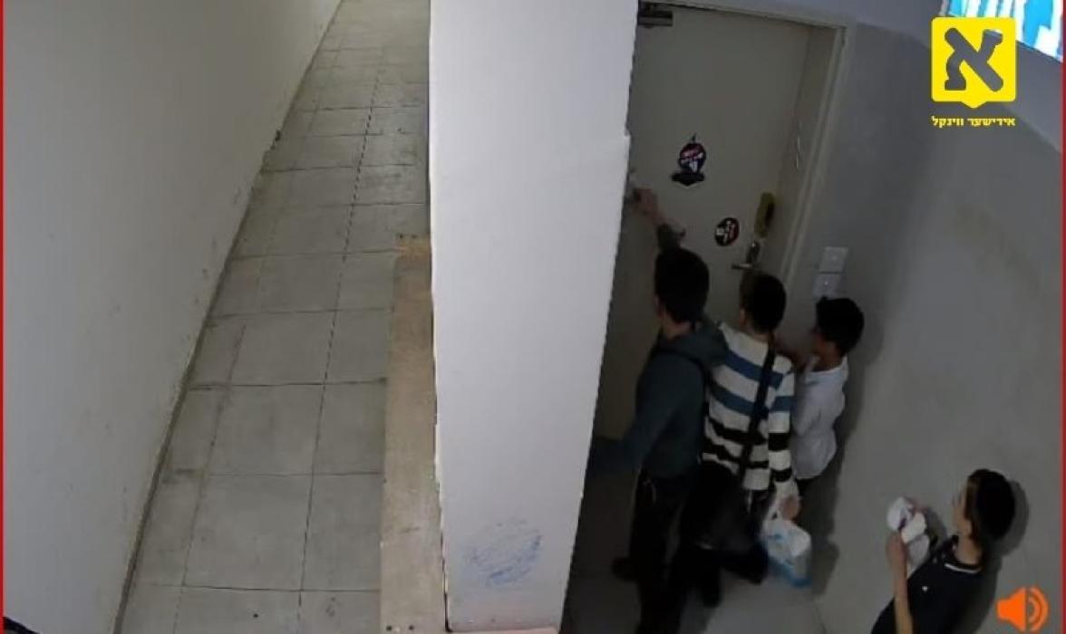 א גרופע קינדער האבן וואנדאליזירט די טיר פון די הוי